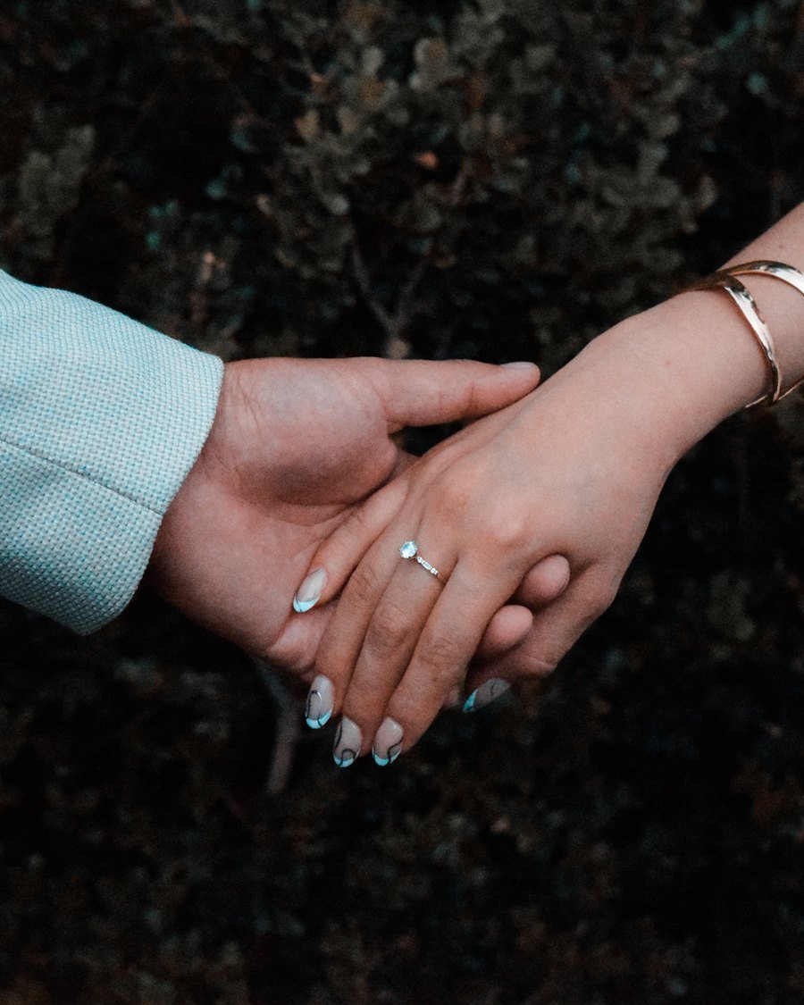Manos de los novios con el anillo de compromiso